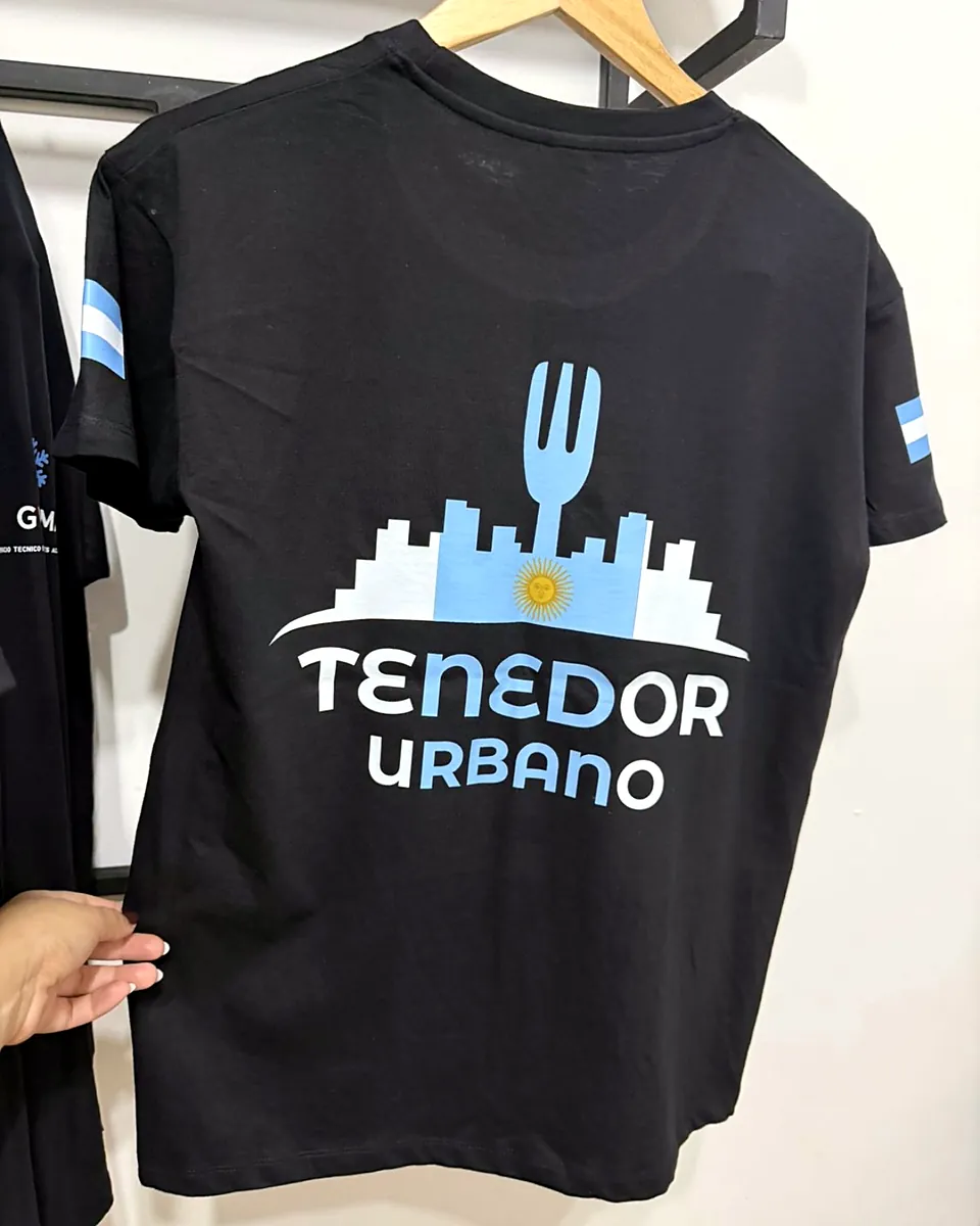 Remera negra: Celeste y blanco intensos sobre tela oscura